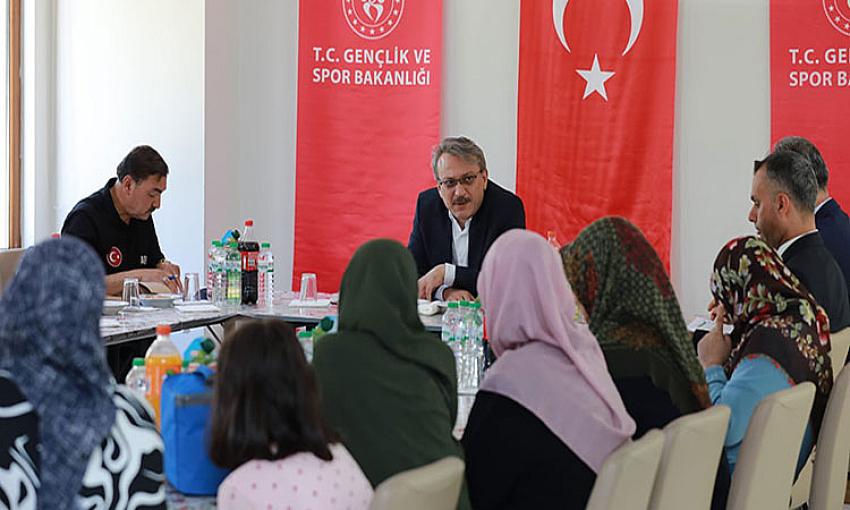VALİ EKİNCİ, DEPREMZEDE VATANDAŞLARLA BİR ARAYA GELDİ