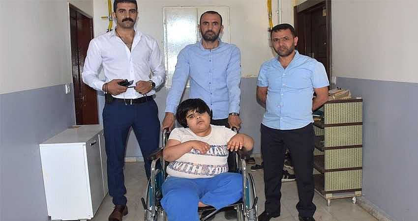 EZGİ, TEKERLEKLİ SANDALYESİNE KAVUŞTU