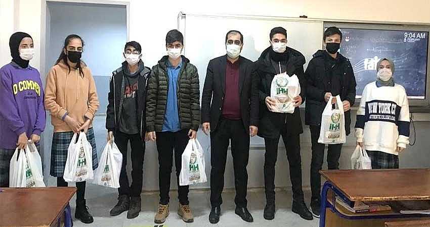 BİNGÖL İHH’DAN ÖĞRENCİLERE KİTAP DESTEĞİ