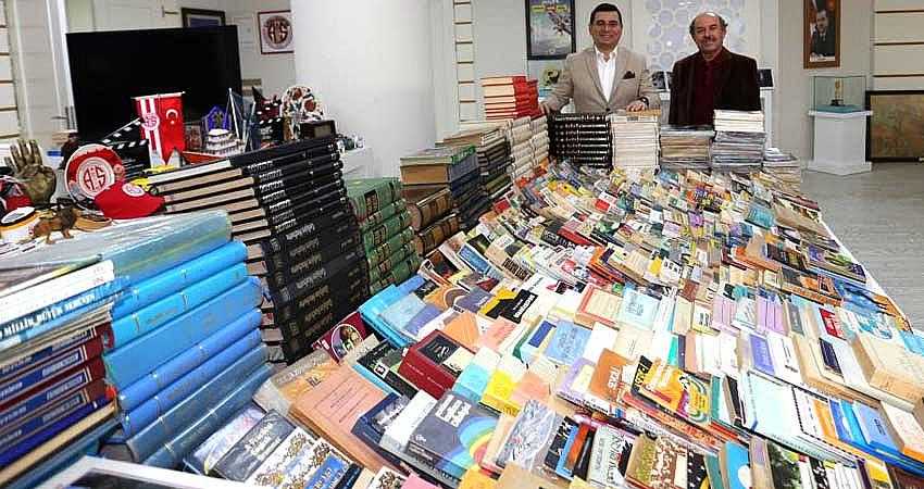 KÜTÜPHANESİNDEKİ 3 BİN 500 KİTABI BAĞIŞLADI