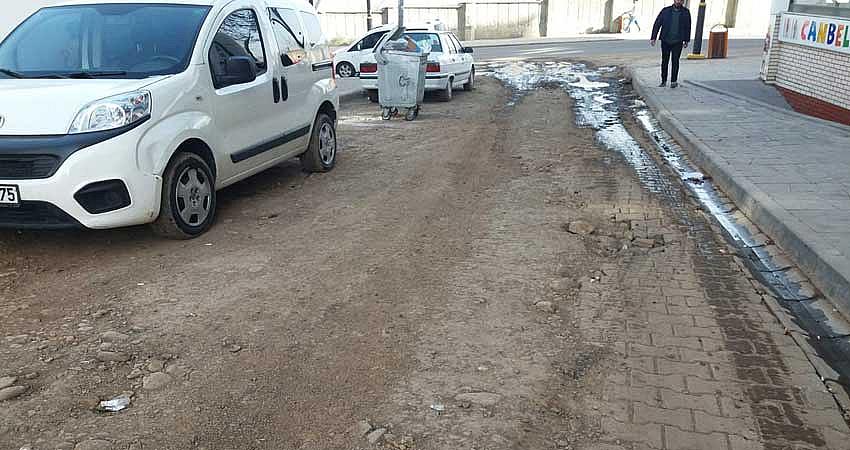 KAZILAN YOL ARAÇLARA ZARAR VERİYOR!